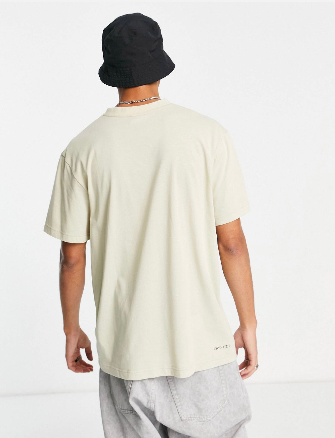 NIKE UTILITY SPU GRAPHIC T-SHIRT IN RATTAN