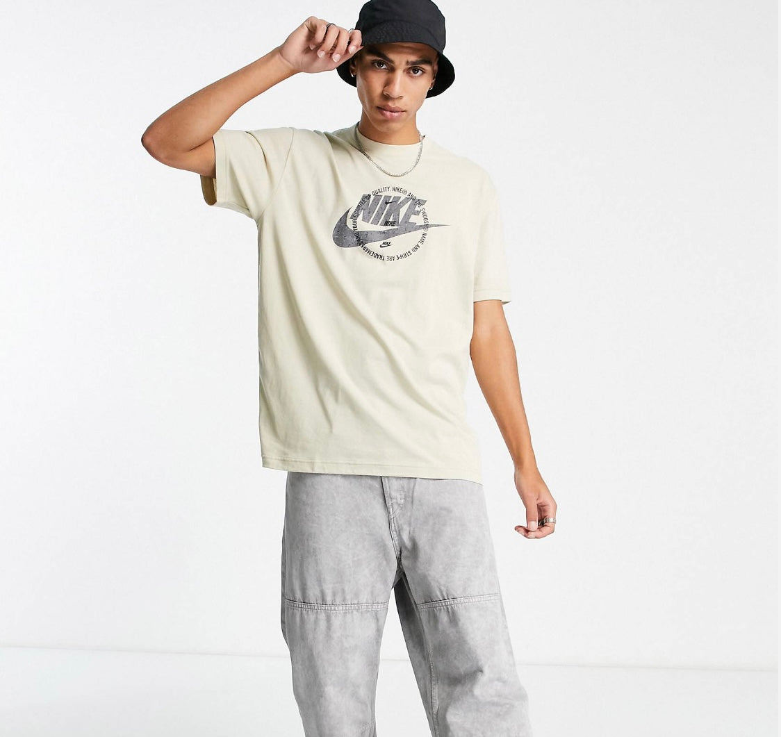 NIKE UTILITY SPU GRAPHIC T-SHIRT IN RATTAN
