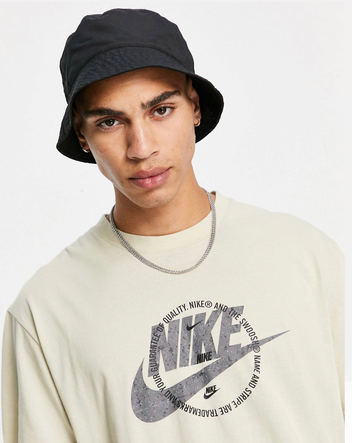 NIKE UTILITY SPU GRAPHIC T-SHIRT IN RATTAN
