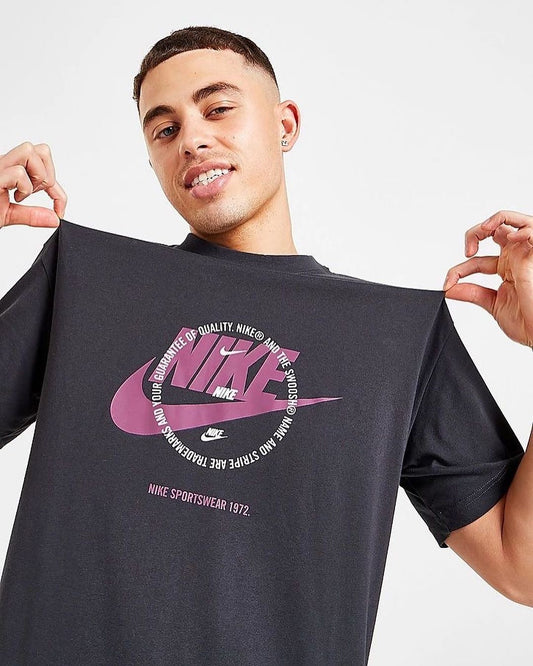 NIKE UTILITY TSHIRT IN SMOKE GREY