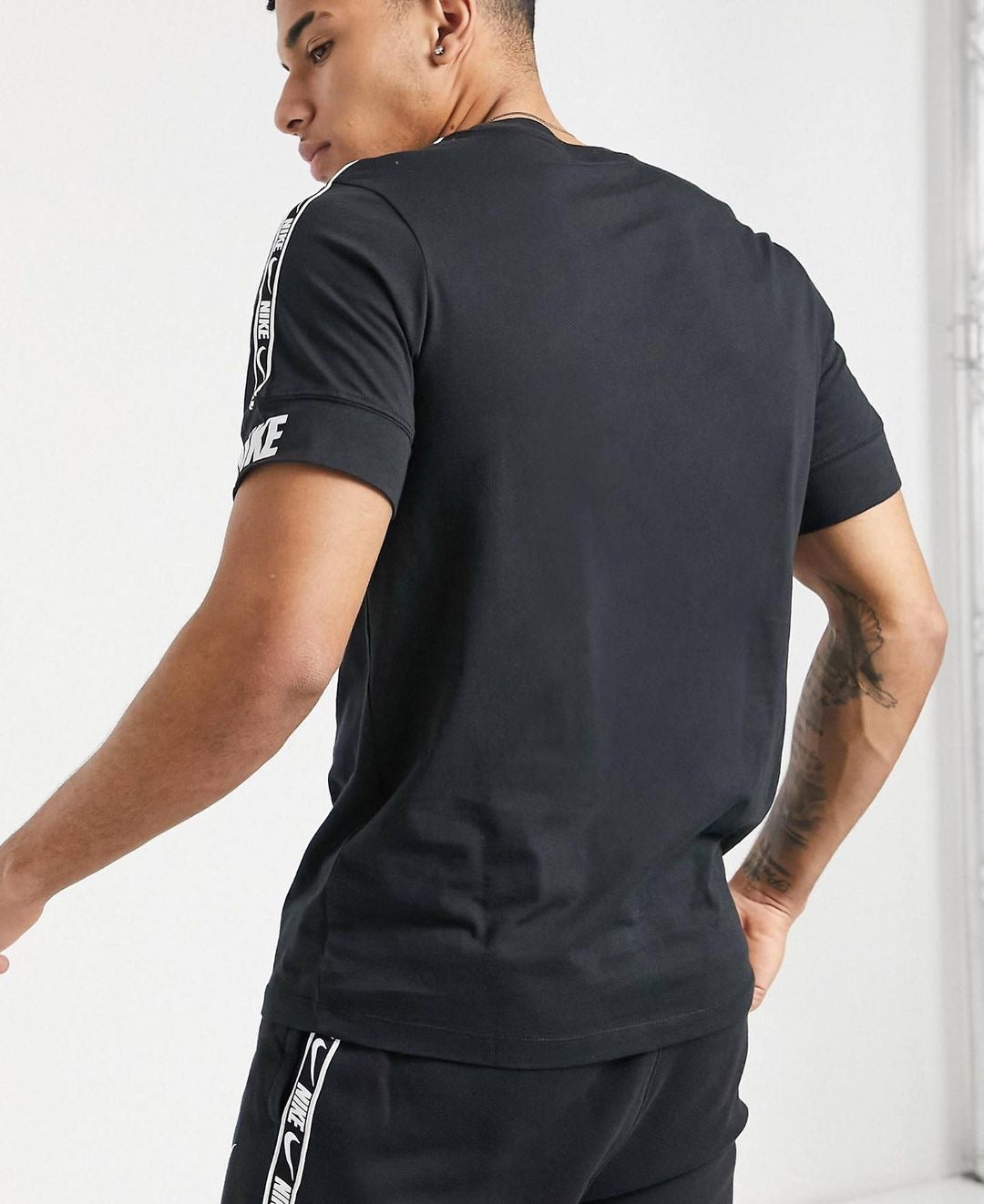 NIKE REPEAT PACK TAPING T-SHIRT IN BLACK