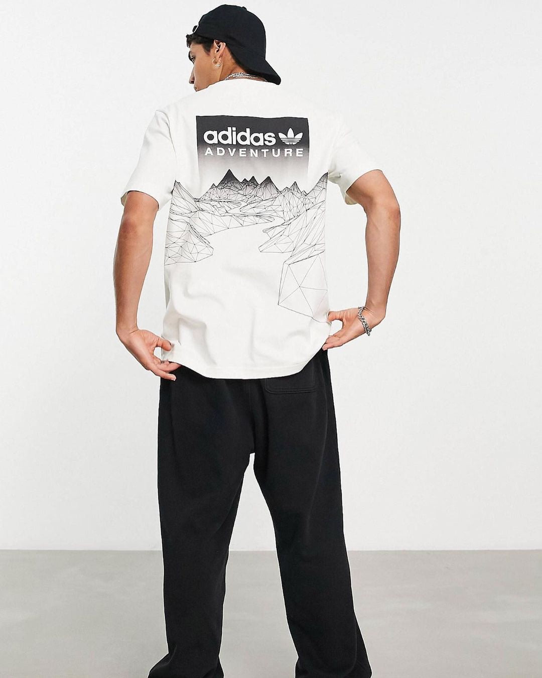 ADIDAS ORIGINALS ADVENTURE BACK PRINT MOUNTAIN TSHIRT IN WHITE