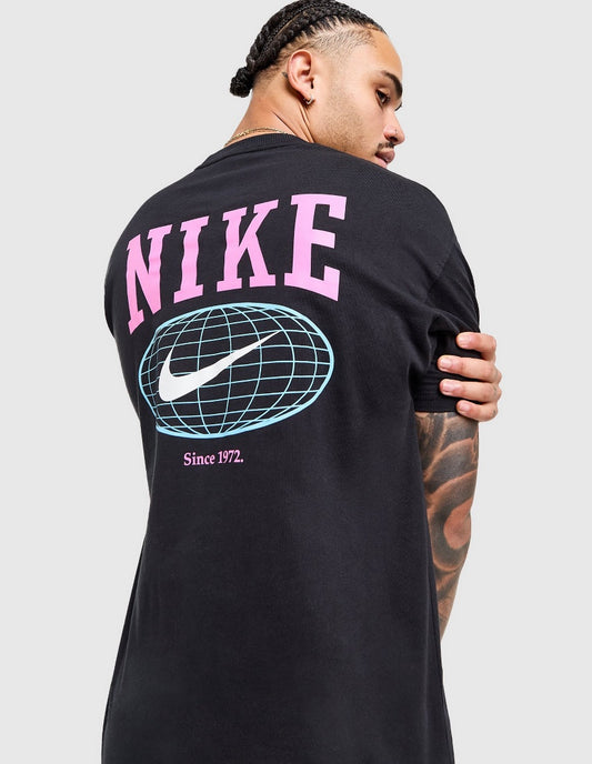 NIKE GLOBE TSHIRT IN BLACK