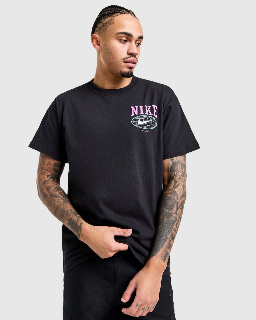 NIKE GLOBE TSHIRT IN BLACK