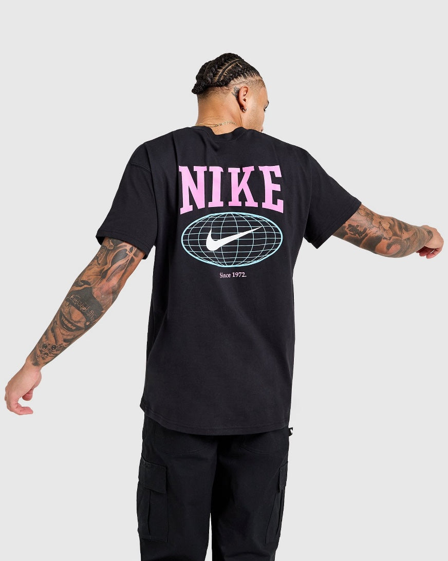 NIKE GLOBE TSHIRT IN BLACK