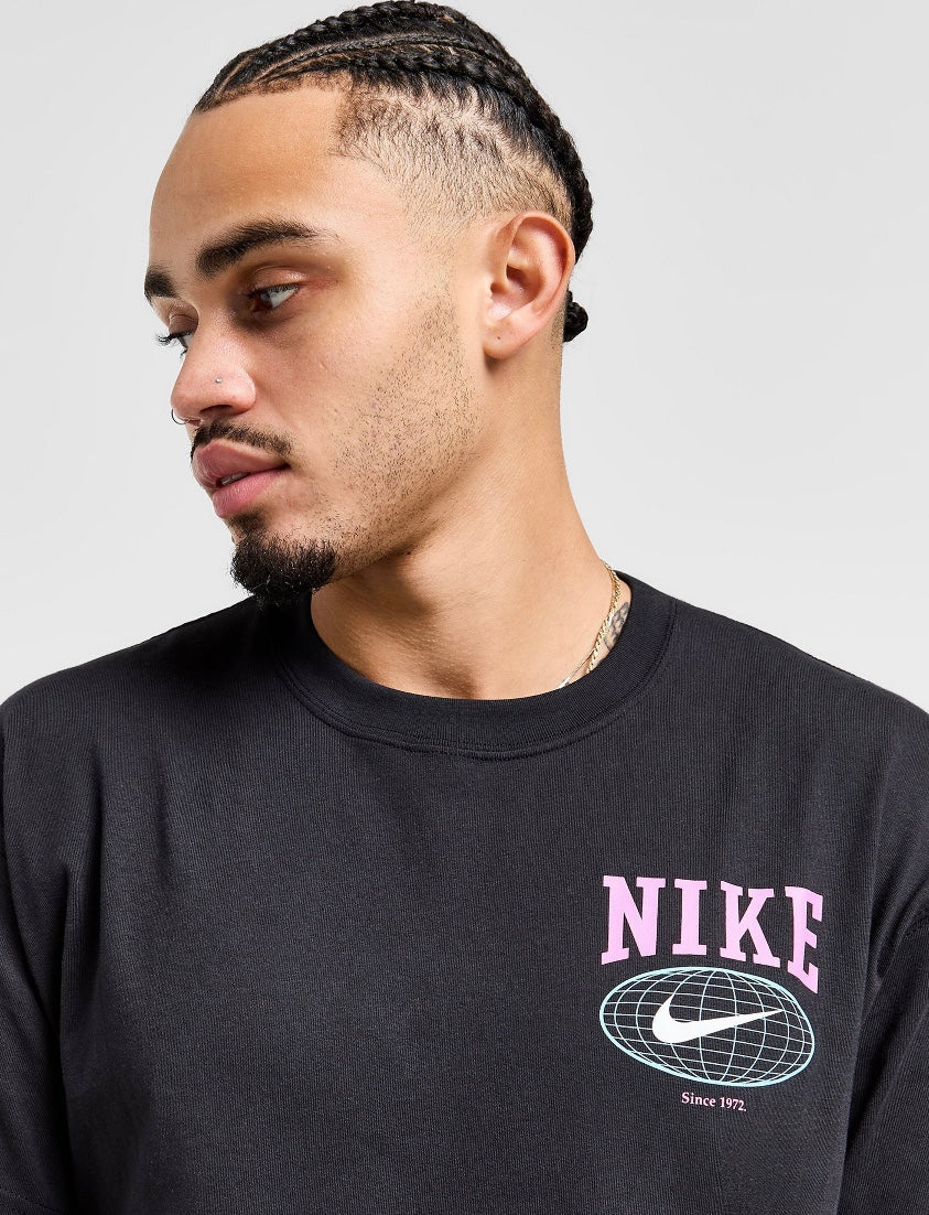 NIKE GLOBE TSHIRT IN BLACK