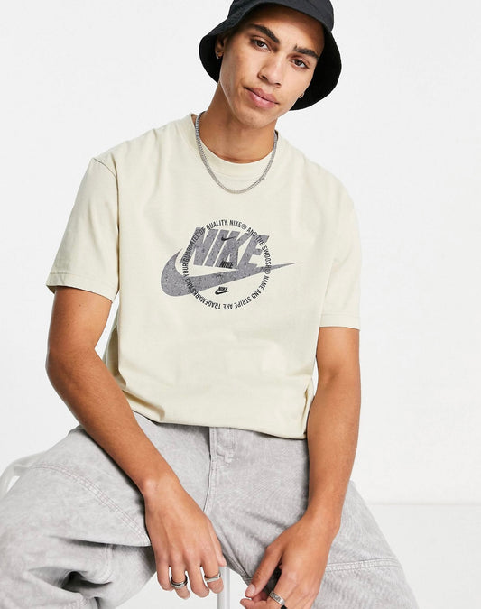 NIKE UTILITY SPU GRAPHIC T-SHIRT IN RATTAN